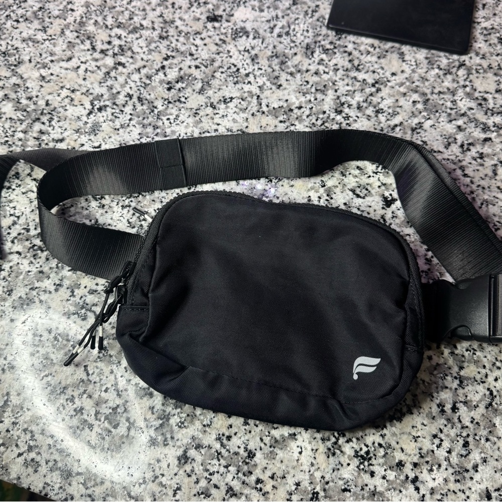 Fabletics | Women's The Belt Bag In Black Nylon Minimal Athletic